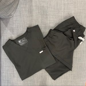 FIGS Men’s scrub set
